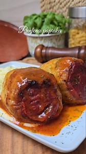 Punjene paprike u grnčariji👌 Hvala BRAĆI Šunjevaric na sjajnoj grncariji ❤️ @grncarija_bracasunjevaric Svako jelo u njoj pripremljeno ima poseban ukus, ko nije probao imate moju preporuku👌 🫑Sastojci: 9 paprika 1 kg mlevenog mešanog mesa 2 crna luka 2 čena belog luka So, suvi začin, biber 1 časa od 200 ml pirinča 1 kašičica slatke paprike Ulje Preliv: Ulje 1 kašika brašna 750 ml paradajz soka 200-250 ml vode Paradajiz za zatvaranje paprika Na ulju dinstati luk. Kada luk omekša dodati mleveno m