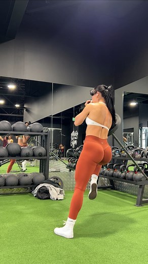 Rachel Dillon on Instagram: "Apparently this is THE BEST lunge you’ve never tried to grow your glutes🍑👀 Well I must admit this was a first for me. As you know this is week 2 of my new program and I am LOVING trying new exercises and protocols. I did this exercise at least 6 times before I felt like I was doing it right and it was spicy🌶️ Cues that helped me🔥 ✖️Stand on an angle and lean against the bumper plate. ✖️Step behind into a curtsy lunge and feel a deep stretch (front knee should sti
