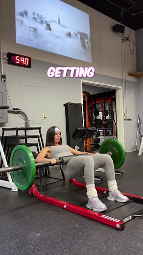 If you’re not hip thrusting like this do it now 🙂 ✨First 2 sets are light weight and slow with a HARD squeeze at the top to really fire up the mind-muscle connection ✨ Add more weight for your next 2-3 sets but not so much that you can’t get a solid lockout at the top. More plates does not mean better quality. ✨Body weight hold and thrusts till failure after every heavy set☠️ Happy hip thrusting 🫶🏼 Training available! #legday #legsworkout #glutesworkout #gymgirls #hipthrusts #howto #bestglute