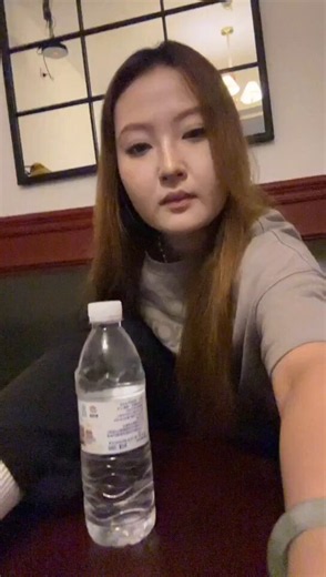 雪白玉足高举镜前，粉嫩脚心湿润诱人，修长美腿交叠，妩媚女郎含笑自拍，欲火在镜中喷薄。#JET |#足控 |#套路足拍 |#脚脸同框  48P . 4V   点击主页链接查看更多足控资源