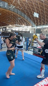 Training Pads con @thais_ferrara_5 @antoniocarusoffc85 Allenamento con una promessa degli sport da combattimento , atleta di 15 anni del Maestro @antoniocarusoffc85 Seguimi 👇🏻 @maxgighen • • • #mma #ufc #bellator #fightergirl #kick #kickboxing #k1rules #coach #striking #padman #pads #pao #riminiwellness #boxe #pugilato #padswork #ring #video #training #motivation #gym #kombat | PRO EVOLUTION FIGHT | sport da combattimento