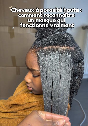 Application d’un masque nourrissant pour cheveux à porosité haute. Quand les cheveux absorbent rapidement le produit, c’est souvent le signe que le soin correspond bien à la fibre capillaire. Résultat : cheveux plus doux, souples et faciles à démêler après le rinçage. Astuce : après ce masque, appliquez toujours un après-shampoing pour aider à refermer les cuticules et retenir l’hydratation, surtout avec une porosité haute. #hairmask #soincapillaire #routinecapillaire