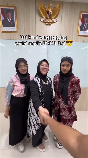 IPTEK & Jurnalistik STMKG on Instagram: "Halo Sobat STMKG 👋🏻 Pada Jumat, 19 Desember 2025, IPTEK dan Jurnalistik (IPJ) berkesempatan emas untuk melakukan kolaborasi bersama Humas BMKG. Selain lokakarya yang membahas soal kepenulisan dan jurnalistik, IPJ juga melakukan kolaborasi konten bersama Humas BMKG, loh! Simak keseruannya di sini #MajuBersamaIPJ #IPJSTMKG #STMKG #InfoBMKG"