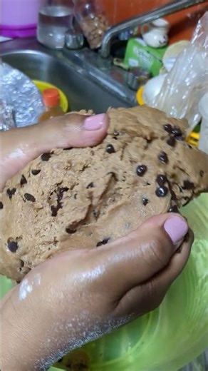así se ven más chispas de chocolate en la masa de galletas, haciendo galletas chokis