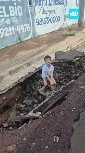 Family sings in protest against potholed street in Ituverava (SP) #shorts