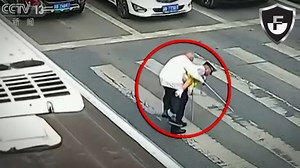 How One Driver Stopped at an Intersection to Help a Stranger