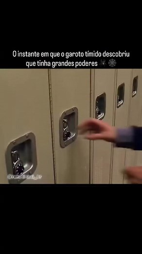 Em 2002, o filme Homem-Aranha marcou o início de uma nova era dos super-heróis no cinema. Dirigido por Sam Raimi e estrelado por Tobey Maguire, a produção acompanha a jornada de Peter Parker, um jovem tímido e sonhador que, após ser picado por uma aranha geneticamente modificada, começa a desenvolver habilidades sobre-humanas. Entre reflexos rápidos, força fora do comum e um sentido de perigo aguçado, Peter descobre que sua vida nunca mais será a mesma. Mas o verdadeiro desafio começa quando ele