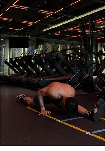 Front Splits & Toe Tap in handstand Tackling two weakness at a time 💪🏻 #handstand #yoga #armbalance #inversion #handstandchallenge