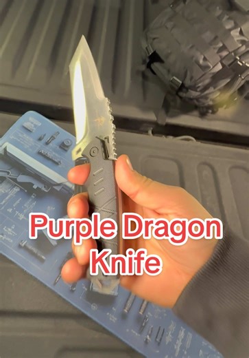 Meet the Purple Dragon Garden Knife — a bold, rugged blade built for serious outdoor work and everyday utility 💪🐉 Whether you’re in the garden, at camp, or tackling outdoor projects, this knife is designed to perform. 🌱 Sharp fixed blade for clean, controlled cuts 🖐️ Ergonomic, textured handle for a confident grip 🧳 Durable sheath for safe carry & quick access 🏕️ Ideal for gardening, camping, outdoor craft & utility tasks 🎁 A standout gift for outdoor lovers and tool enthusiasts Strong. S