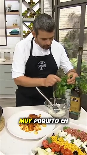 Pollo al triqui-triqui: 1/2 pollo troceado, 2 dientes de ajo, 1 vaso de tomate frito, 1/2 vaso de vino blanco, 2 patatas de Sanlúcar, Laurel y perejil fresco Cocinar el pollo en una cacerola con unas cucharadas de aceite y una hoja de laurel. Dejar que se dore a fuego medio-alto. -Mientras tanto, hacer un majao disponiendo en el mortero un puñadito de sal, pimienta, 2 dientes de ajo troceados y algunas hojas de perejil. Majar bien hasta formar una pasta e incorporar 1 cucharada de vinagre y 2 o 