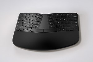 Microsoft ya no fabrica teclados, pero sus diseños siguen vivos: así es el nuevo Compact Ergonomic Keyboard de Incase