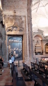 A Igreja do lindíssimo e Majestoso Mosteiro dos Jerónimos é considerada das mais belas Igrejas / Salão da Europa. O Grandioso e Majestoso Mosteiro dos Jerónimos foi mandado construir pelo Rei D. Manuel I, o mesmo Rei que construí a Torre de Belém, e foi inaugurado em 1601, a sua bela Igreja tem o nome original de Santa Maria de Belém. Mosteiro dos Jerónimos - Belém em Lisboa. Nosso belíssimo Tour Viver Lisboa. Com a Viver Portugal Tours é viver Portugal com mais encanto. 351 93 971 95 13 tours.v