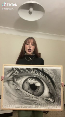 Dibujo a Carboncillo de 'La Sustancia'