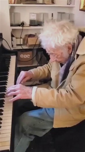 94 year old Philip Springer plays Moonlight Sonata He played beautifully. What an amazing man. ❤❤#music #classicalmusic #piano #beethoven #moonlight #pianist