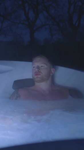 🌛✨What does switching off on a winter’s night mean to you? Is it scrolling through newsfeeds on your phone? A hot drink and reading? Streaming a show or movie? How about relaxing in a hot tub, a Jacuzzi® Hot Tub. 😌 📸 @adam_peaty #jacuzziambassador #jacuzzi #jacuzzitime #hottubtime #hottub #relax #unwind #winter #winternights #mindfulness #wellness #timeout