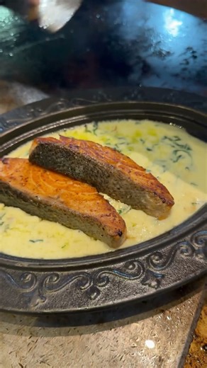 Perfectly cooked salmon served with fresh spinach in a delicious creamy sauce. 🥬🔥#salmon #spinach