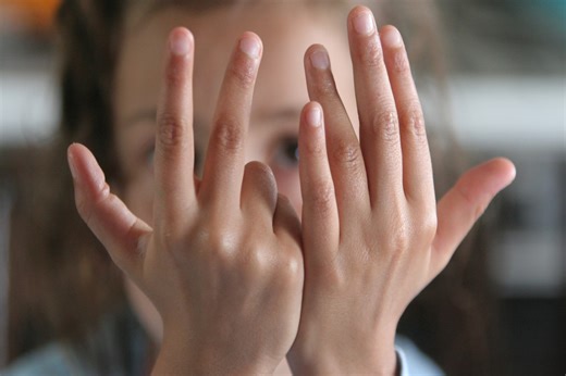 personality traits: तर्जनी उंगली पर तिल का महत्व और उसके संकेत