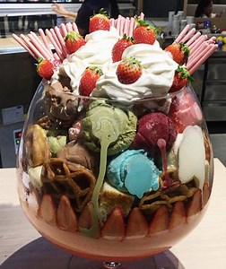 There are 22 scoops of ice cream in this giant sundae from MO & MOSHI 🍨 | In The Know
