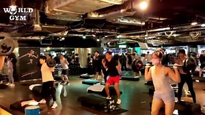 Body Pump此堂課程超適合每個想要「增加基礎代謝率、加速消耗卡路里、將肌力訓練加入有氧訓練」的人，以桿鈴為輔助器材在熱門的音樂與引人入勝動作編排下，讓您享瘦在每堂45分鐘或1個小時的運動🏋️‍♂️🏋️‍♀️ 萊美LES MILLS的Body Pump這項全身槓鈴有氧訓練可以燃燒卡路里🔥，幫助全身塑形，增加核心力量，改善骨骼健康。💪 #槓鈴有氧 #萊美 #LESMILLS #有氧課程 #有氧運動 #WorldGymTaiwan #BodyPump | World Gym健身俱樂部 Taiwan