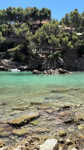 Tucked away in the southwest of Mallorca, Calo de Ses Llisses is one of those hidden coves that still feels untouched. 🌿 You’ll rarely find crowds here, and there’s almost always a shady spot where you can enjoy a peaceful picnic with breathtaking sea views. If you’re looking for a quiet escape and a different side of Mallorca, this little paradise is well worth the visit. #mallorca #hiddenmallorca #secretbeach #mallorcatips #calodesesllisses