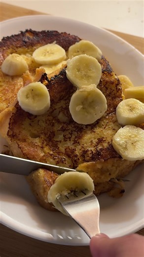 Upgrading your basic French toast Made with 1 cup milk, 1 egg, a splash of vanilla (optional), a pinch of salt, butter for cooking, and your bread of choice. #fyp #foryou #food #recipe #desserts
