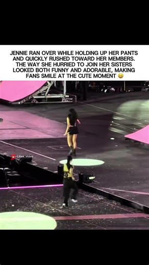 Jennie ran over while holding her pants to join her members 🤣 #jennie #blackpink #블랙핑크