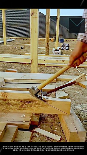 망치와 끌로 목재 보 정교하게 깎기 #worker #process #woodworking #handmade #skills