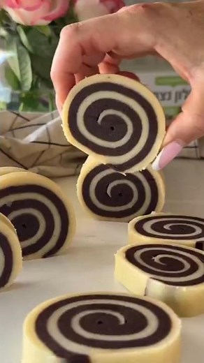Recipe for Chocolate Vanilla Spiral Cookies by Bat Chen Al-Housha - Foodie
