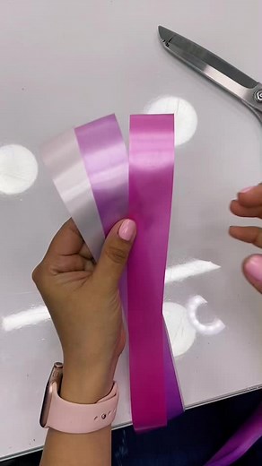 Cómo hacer moños y lazos de cinta de papel en casa