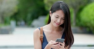 Woman Use Cellphone City Shenzhen : vidéo de stock (100 % libre de droit) 1013745749 | Shutterstock