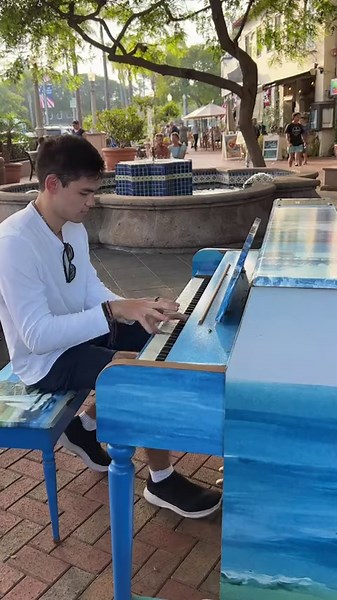 Howl's Moving Castle on piano but mad aggressive