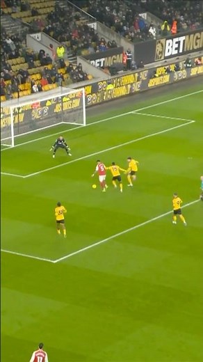 HINCAPIE SCORES FIRST ARSENAL GOAL!