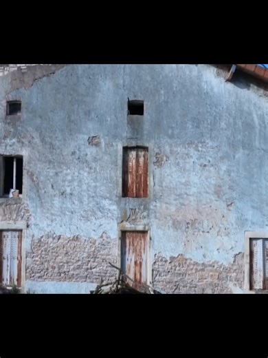 Transformation d'une vieille ferme en villa moderne
