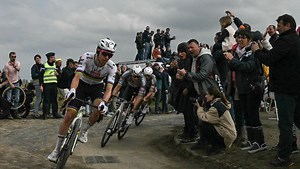 VIDEO. Paris-Roubaix : la chute de Tadej Pogacar qui a tout changé et précipité sa défaite