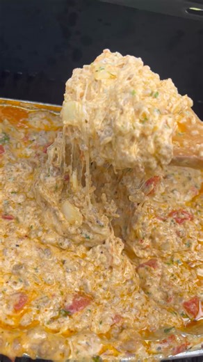 Bacon Cheeseburger Dip 🍔🔥, this is PERFECT for game day, and your guest will love it !!! Full of flavor in every bite.Recipe 16 oz Monterey Cheese (Cubed)8 oz Colby Jack (Cubed) 8 oz Cheddar (Cubed)2.5 Pounds of Cooked Ground BeefFresh Parsley 🌿 Chopped Onions 🧅 Chopped Bacon 🥓 Block of Cream Cheese 3 Cups of Diced Tomatoes Sprinkle of Taco CheeseBurger Seasoning Garlic Seasoning Your Favorite Chips *Optional *Milk during the cook to thin itKetchup Mustard Put on @pitbossgrills Smoker or Ov