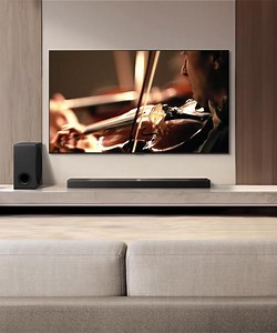 Besitzt du bereits eine Soundbar? LG OLED TV LG Soundbar = It's a Match 🤝🏼 Die LG Soundbar DS95TR mit Dolby Atmos sorgt für ein ideales Heimkino-Setup. Dank des Center-Up-Firing-Speakers befindest du dich im Mittelpunkt des Geschehens, denn der Sound kommt direkt aus der Mitte deines TVs und sorgt damit für ein intensives und unmittelbares Sounderlebnis. 🎶 Außerdem sieht die Soundbar nicht nur stylisch aus, sie fügt sich auch kabellos in dein Wohnzimmer ein. Soundbar und Fernseher können näml