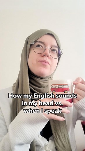 “I speak perfect English *in my head*, but when it comes to actually speaking *out loud*... I get stuck and lose my words!” 😩 Drop a 🙋‍♀️ in the comments if you’ve ever felt this way! When you talk to *yourself* in English (in your head), it feels like a cozy chat with an old friend. You’re relaxed, calm and comfortable, and your thoughts flow easily and effortlessly in English. You feel confident! But… When it comes to speaking in real conversations with *real* people, the ‘stage fright’ kick