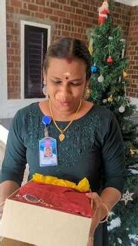 🌸 Happiness in mother's eyes 😭❤️#gifthamper #amma #surprisegift