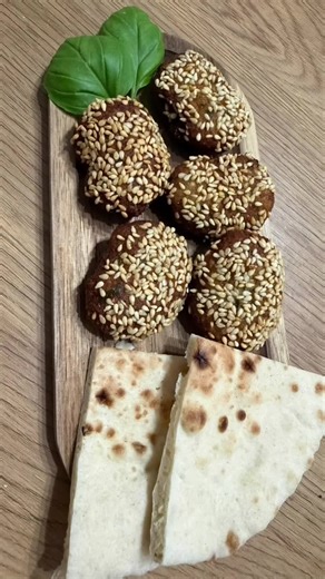 Falafel 500g geschälte Saubohnen oder Kichererbsen Wichtig 🚨 getrocknete Bohnen mind. 8h einweichen (am besten über Nacht) 1/2 Bund Petersilie 2 Zwiebeln 1 grüne Spitzpaprika 6 Knoblauchzehen 2 El Paniermehl Ca. 200 ml Wasser Ich habe die Menge in 5 Teile geteilt, 4 Tüten zum einfrieren und ein Teil gewürzt und ausgebraten. Gewürze 1- 1 1/2Tl Koriander 1/2 Tl Kreuzkümmel 1/4 Tl Backpulver Salz Zum frittieren muss das Öl sehr heiß sein, goldbraun ausbraten. 500 جرام من فول مدشوش أو الحمص مهم 🚨 