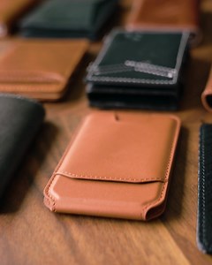 We were sick of companies overcharging $100 for wallets. The problem: Every time a wallet changes hands from distributors to retailers, it gets much more expensive. Our solution: Simpl premium wallets with NO middlemen. ✅ Instant access to your cards ✅ Rock solid hold mechanism ✅ RFID protection technology ✅ Extra storage for cards or cash You are never overcharged again. Right now: Buy one, get one 100% FREE Finally, premium wallets at honest prices. | Simpl