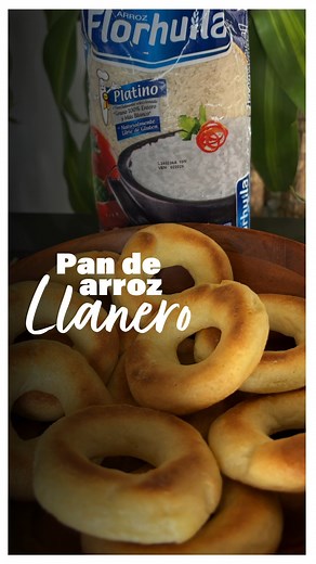 Arroz Florhuila on Instagram: "Una versión de Pan de arroz llanero con Arroz Florhuila, muy fácil para que puedas hacerla en casa y disfrutes de un toque colombiano en cada plato. 👌🤤 PAN DE ARROZ LLANERO N° de porciones: 4 Tiempo de preparación: 45 minutos INGREDIENTES: 250 g. de arroz Florhuila Platino (dejar en remojo por mínimo 6 horas) 200 g. de queso campesino 250 g. de cuajada 100 ml agua 60 g. de harina de trigo Sal PREPARACIÓN: 1. En la licuadora agregar el arroz, el queso campesino y 