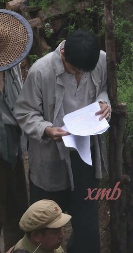 Xiao Zhan on the set of Gezhi Town, always side-by-side with his script
