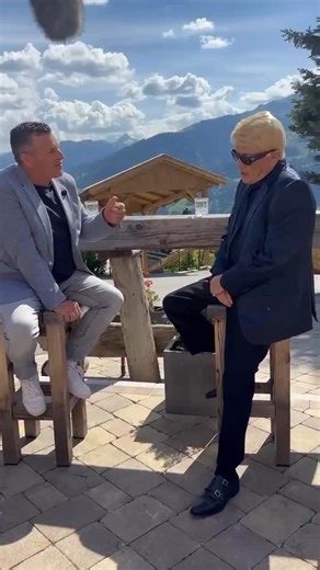 Natürlich gibt‘s auch in der TV-Sendung von @marc_pircher ein kleines Gläschen… 😎 „HitGeschichten“ läuft am 14. Juni um 22:40 Uhr im MDR und ORF 2! | HEINO