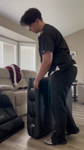 Setting up my massage table #relaxingvideos #massagetherapy #mobilemassage #queermassagetherapist #massagetablesetup #massagetable