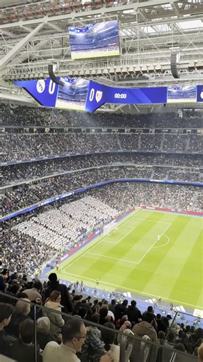 ESPN Deportes on Instagram: "Antes de comenzar el partido, la afición del Real Madrid se hizo sentir con silbidos en el Santiago Bernabéu. 👀"