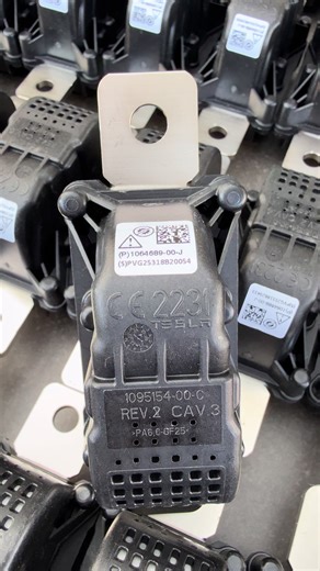 😳 В Tesla є деталь яка… ВИБУХАЄ при аварії ⚡ Це Pyro Fuse — піропатрон батареї. Коли авто потрапляє в ДТП: 💥 спрацьовує мікрозаряд 🔌 миттєво розриває високовольтну шину ⚡ батарея 400V відключається за мілісекунди Саме тому Tesla вважається однією з найбезпечніших електромашин. 🔧 Оригінальні Pyro Fuse Part number: 1064689-00-J 📦 Нові, в наявності #tesla #teslamodel3 #teslamodely #teslaparts #teslarepair