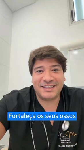 🦴💪 Quer ossos fortes e saudáveis? 📲 Agende a sua consulta online ou presencial com o Dr. João Miguel Freitas e saiba como fortalecer os ossos para viver mais e melhor! #FortalecerOsso #SaúdeÓssea #Longevidade #DicasDeSaúde #ConsultaMédica #DrJoaoMiguelFreitas | João Miguel Freitas, Médico
