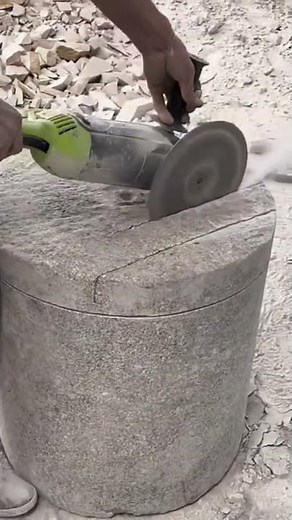 sawing tubular stones with a chainsaw to make stone crafts that can be sold for high prices