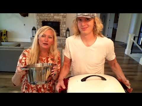 Cooking a Turkey in the Electric Roaster Oven, and making turkey gravy with the broth. SO EASY!