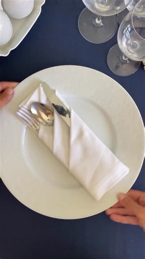 ✨Triple pocket fold napkin✨ Not my usual recipe but an easy way to transform your table into a warm, inviting space with a little detail. A napkin fold isn’t just décor—it sets the tone, adds personality, and elevates the entire dining experience✨ This stylish triple pocket fold is the perfect blend of chic and functional, giving your table that effortless elegance we all love🥰 Find this and many more napkin fold ideas on my website. Link in profile or comment “link” and I’ll send it to you 😘 